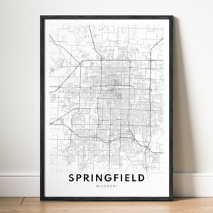 Pode incluir: Impressão emoldurada em preto de um mapa detalhado de Springfield, Missouri. O mapa é em preto e branco, mostrando ruas e estradas. O nome da cidade é impresso em negrito na parte inferior.