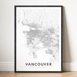 Può includere: Stampa incorniciata in nero con una mappa dettagliata in bianco e nero di Vancouver, British Columbia. Il nome della città è stampato in grassetto, senza grazie, sotto la mappa. Sotto c'è scritto "British Columbia".