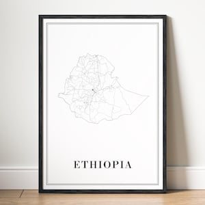Puede incluir: Un mapa de Etiopía en blanco y negro con el nombre del país "ETHIOPIA" impreso debajo del mapa. El mapa está enmarcado en un marco negro y está colgado en una pared blanca.
