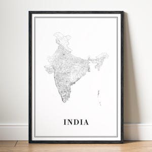 Puede incluir: Mapa en blanco y negro enmarcado de la India. El mapa es un contorno detallado del país, con fronteras internas y características geográficas. La palabra "INDIA" está impresa en la parte inferior.