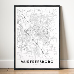 Peut inclure: Une impression encadrée en noir et blanc de la carte de Murfreesboro, Tennessee. La carte détaille les routes et les infrastructures de la ville. Le nom de la ville est imprimé en gras, en police sans empattement.