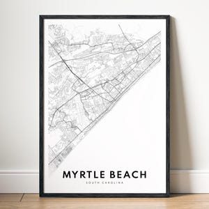 Può includere: Stampa di mappa in bianco e nero di Myrtle Beach, Carolina del Sud, in una cornice nera.