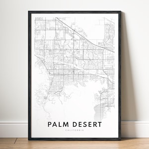 Könnte beinhalten: Ein gerahmter Schwarz-Weiß-Kartendruck von Palm Desert, Kalifornien. Die Karte zeigt die Straßen und das Layout der Stadt. Die Wörter "PALM DESERT" und "CALIFORNIA" sind unten in sauberer Schrift gedruckt.