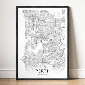 Puede incluir: Un mapa en blanco y negro de Perth, Australia, impreso en papel blanco y enmarcado en un marco negro.
