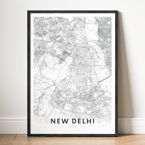 Peut inclure: Une carte en noir et blanc de New Delhi, en Inde, imprimée sur du papier blanc et encadrée dans un cadre noir.