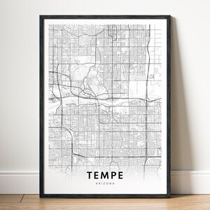 Op de afbeelding: Een zwart-witte kaartprint van Tempe, Arizona. De kaart toont de straten en wegen van de stad. De naam van de stad staat in het zwart onderaan de kaart gedrukt.