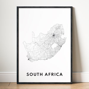 Puede incluir: Un mapa de Sudáfrica en blanco y negro con todas las carreteras y autopistas representadas. El mapa está enmarcado en un marco negro y las palabras "SOUTH AFRICA" están impresas debajo del mapa.