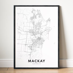 Może przedstawiać: Czarno-biały wydruk mapy w stylu line art z Mackay w Australii w czarnej ramie. Mapa przedstawia ulice i linię brzegową miasta.