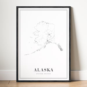 Puede incluir: Una impresión enmarcada con un mapa detallado en blanco y negro de Alaska, EE. UU. El contorno del estado está lleno de intrincados detalles de líneas. La palabra "ALASKA" y "UNITED STATES" están impresas en una fuente minimalista.