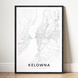 Puede incluir: Impresión de mapa de arte de línea en blanco y negro de Kelowna, Columbia Británica. El mapa muestra las calles de la ciudad, las vías fluviales y el paisaje circundante.