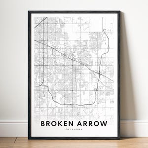 Puede incluir: Impresión enmarcada en negro de un mapa de Broken Arrow, Oklahoma. El mapa es un dibujo lineal detallado en blanco y negro de las calles e infraestructuras de la ciudad. El nombre de la ciudad está impreso en negrita, en negro, en la parte inferior.