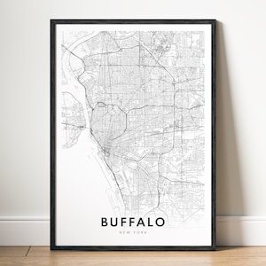 Peut inclure: Impression encadrée en noir d'une carte détaillée de Buffalo, New York. La carte en niveaux de gris représente les rues et les cours d'eau. Le mot "BUFFALO" est imprimé en gras en dessous de la carte.
