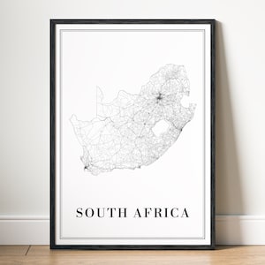 Op de afbeelding: Zwart-witte lijntekening van een kaart van Zuid-Afrika met de naam van het land onder de kaart.