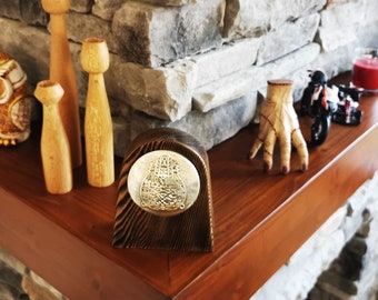 The icon placed in real wood is the decor you can display in the most beautiful corner of your home.