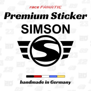 Könnte beinhalten: Ein weißer Aufkleber mit dem Text "race FANATIC Premium Sticker SIMSON" in Schwarz. Das SIMSON-Logo ist ein schwarzes "S" in einem Kreis mit schwarzen Flügeln. Der Aufkleberboden lautet "handmade in Germany".