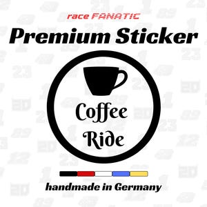 以下が含まれることがあります： 「Premium Sticker」と「Coffee Ride」の文字が入った白いステッカー。黒い円の中に黒いコーヒーカップが描かれています。「handmade in Germany」の文字が下部にあります。