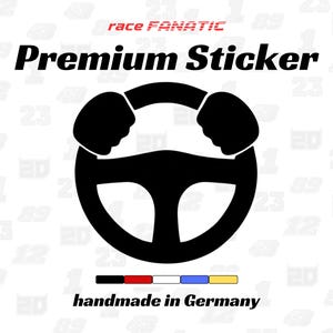 Peut inclure: Autocollant noir avec un graphique de volant, le texte "Premium Sticker" et "race FANATIC" en rouge. L'autocollant comprend également le texte "handmade in Germany" et une barre de couleurs.