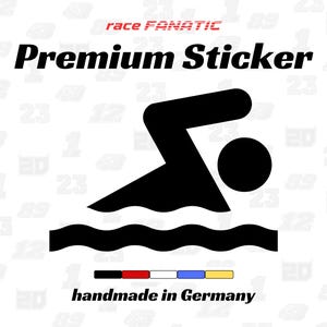 Puede incluir: Adhesivo negro con la silueta de un nadador sobre líneas onduladas, con la etiqueta "Premium Sticker". El texto "race FANATIC" está encima del nadador. Debajo está el texto "handmade in Germany".