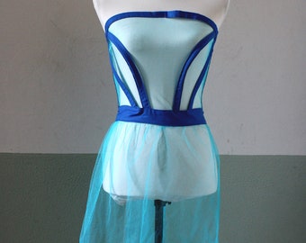 Blauwe tule jurk met corset top en uitlopende rok (uniek)