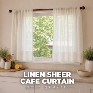 Könnte beinhalten: Ein Paar halbtransparente Café-Gardinen aus cremeweißem Leinen, die an einer dunklen Holzstange über einem Fenster hängen. Die Gardinen haben einen gerafften oberen Teil und einen festen Saum. Der Text LINEN SHEER CAFE CURTAIN BEST QUALITY ist aufgedruckt.