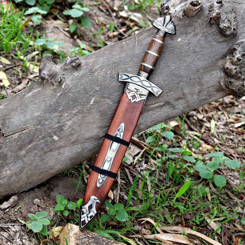 Handgefertigtes Wikingerschwert-Set aus Damaszenerstahl mit Scheide – Sammlerstück, mittelalterliche Replik, 91 cm. Ideales Geschenk für Männer, z. B. zum Jahrestag, zu Weihnachten oder zur Hochzeit. Mini brown