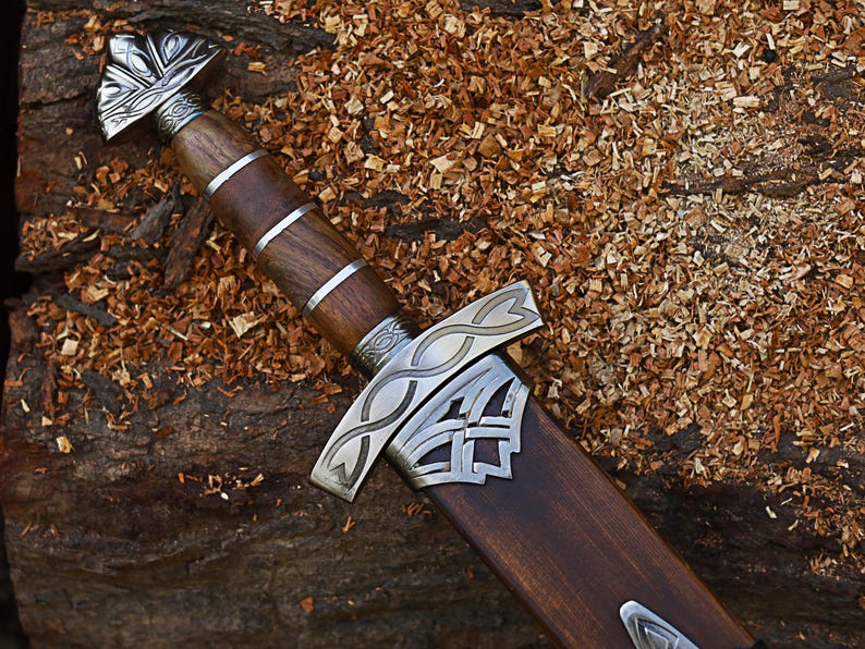Handgefertigtes Wikingerschwert-Set aus Damaszenerstahl mit Scheide – Sammlerstück, mittelalterliche Replik, 91 cm. Ideales Geschenk für Männer, z. B. zum Jahrestag, zu Weihnachten oder zur Hochzeit. Bild 8