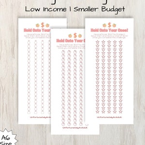 Op de afbeelding: Drie printbare spaaruitdagingkaarten met perzik- en roze accenten. Elke kaart heeft een titel, "Hold Onto Your..." en een raster met cirkels of sterren die je kunt inkleuren terwijl je geld spaart. De kaarten zijn ontworpen voor mensen met een laag inkomen of een kleiner budget.