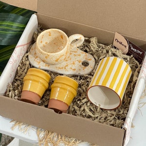 Scatola regalo in ceramica gialla fatta a mano, Regalo per lei, Tazze in ceramica fatte a mano, Regalo di compleanno, Scatola regalo unica