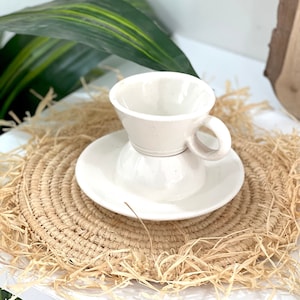 Handgemaakte keramische koffiekop met onderzetter - koffiekop met houder - creatieve driehoekige kegel - handgemaakte mok - unieke koffiemokken
