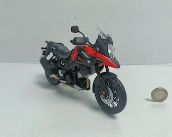 Motocicleta Suzuki V-Strom 1000 a escala, modelo con matrícula y nombre personalizados. Regalo ideal para cumpleaños, papá, mamá, esposa o esposo. Producto en caja.