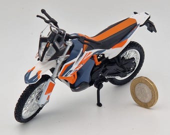 Maqueta de moto KTM 790 Adventure Rally con placa personalizada con nombre y número. Regalo ideal para cumpleaños, papá, mamá, esposa o esposo. Producto en caja.