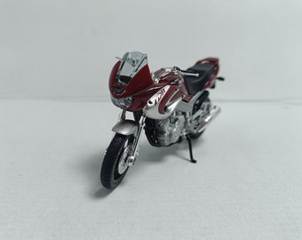 Maqueta de moto Yamaha TDM 850 con matrícula personalizada y nombre. Regalo ideal para cumpleaños, papá, mamá, esposa o esposo. Producto en caja.