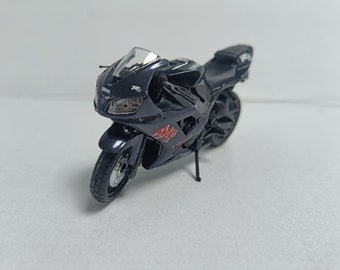 Placa de matrícula personalizada con nombre y número para moto Yamaha YZF R1, modelo a escala, regalo de cumpleaños para papá, mamá, esposa, esposo, producto en caja de regalo.