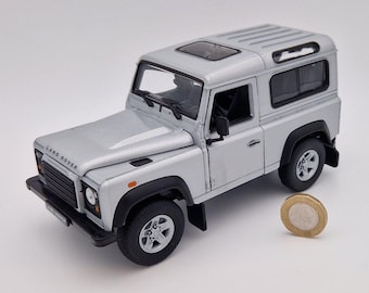 Placa de matrícula personalizada con nombre y número, modelo a escala, Land Rover Defender 90 en plata, regalo de cumpleaños para papá, mamá, esposa, esposo, producto en caja de regalo.