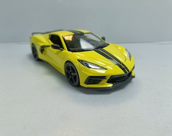 Coche a escala Chevrolet C8 Stingray verde con matrícula personalizada. Regalo ideal para cumpleaños (papá, mamá, esposa, esposo). Producto en caja.