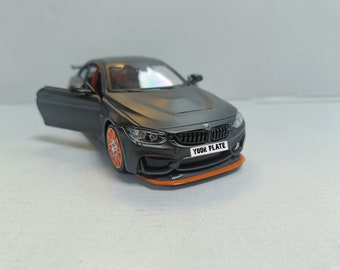 Coche a escala BMW M4 GTS con matrícula personalizada en gris. Regalo ideal para cumpleaños (papá, mamá, esposa, esposo). Producto en caja.