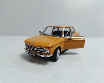 Placa de matrícula personalizada con nombre y número a escala para coche BMW 2002 Ti, color naranja, regalo de cumpleaños para papá, mamá, esposa, marido, producto en caja de regalo