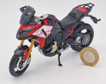 Placa de matrícula personalizada con nombre y número para Ducati Multistrada V4, modelo a escala, color negro y rojo, ideal como regalo de cumpleaños, para papá, mamá, esposa o esposo. Producto en caja.