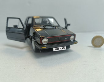 Coche a escala VW Golf con matrícula personalizada y nombre en color negro. Ideal como regalo de cumpleaños para papá, mamá, esposa o esposo. Producto en caja de regalo.