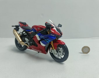 Modelo a escala de moto Honda CBR1000RR-R Fireblade con matrícula personalizada. Regalo ideal para cumpleaños (papá, mamá, esposa, esposo). Producto en caja.