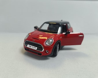 Coche a escala Mini Hatch rojo con matrícula personalizada y nombre. Regalo ideal para cumpleaños de papá, mamá, esposa o esposo. Producto en caja.