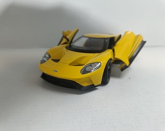 Coche a escala Ford GT amarillo con matrícula personalizada. Regalo de cumpleaños para papá, mamá, esposa o esposo. Producto en caja.