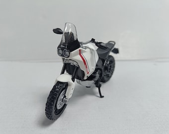 Maqueta de moto Ducati DesertX con matrícula personalizada. Regalo de cumpleaños para papá, mamá, esposa o esposo. Producto en caja.