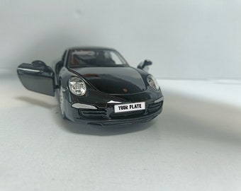 Coche a escala Porsche 911 con matrícula personalizada y nombre en color negro. Ideal como regalo de cumpleaños para papá, mamá, esposa o esposo. Producto en caja de regalo.