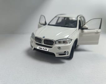 Coche a escala BMW X5 F15 blanco con matrícula personalizada. Regalo ideal para cumpleaños de papá, mamá, esposa o esposo. Presentado en caja.