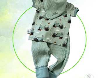 Geschenk zur Geburt: Pumphose - T-Shirt mit Traktor - Halstuch personalisiert - handgefertigte Kinderkleidung - Taufgeschenk