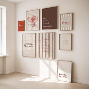 Puede incluir: Una colección de impresiones artísticas enmarcadas con citas inspiradoras y diseños abstractos. Las impresiones son de varios tamaños y colores, incluyendo rojo, marrón y beige, y se exhiben en una pared blanca. Las citas incluyen "Sueña en grande, ¿y si se hace realidad?"