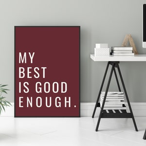Może przedstawiać: Granatowy plakat z białym tekstem, kt&oacute;ry brzmi "My best is good enough." Plakat jest oprawiony w czarną ramę i wisi na białej ścianie.