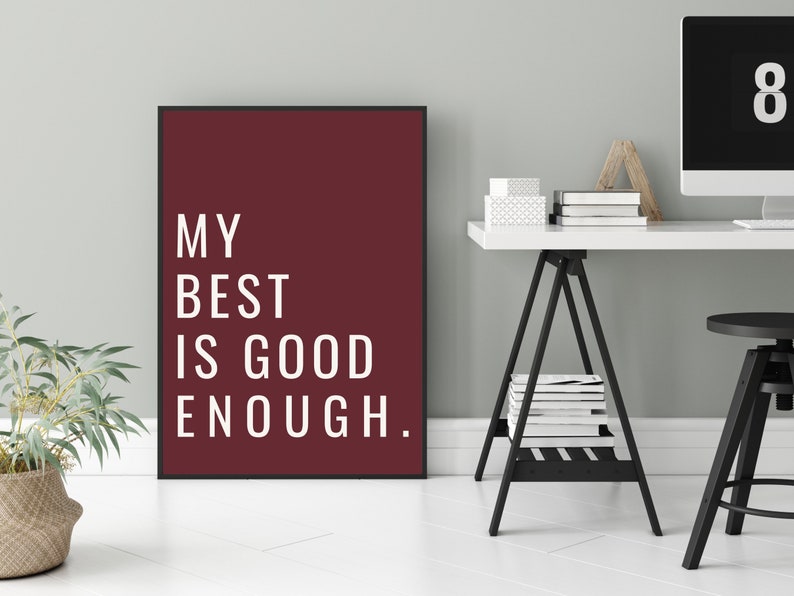 Może przedstawiać: Granatowy plakat z białym tekstem, kt&oacute;ry brzmi "My best is good enough." Plakat jest oprawiony w czarną ramę i wisi na białej ścianie.