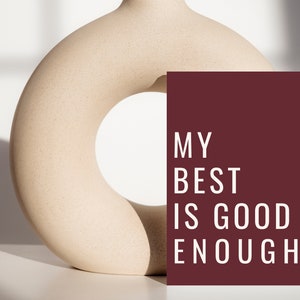 Może przedstawiać: Burgundowa karta z białym tekstem, kt&oacute;ry brzmi "MY BEST IS GOOD ENOUGH." Karta opiera się o beżowy ceramiczny wazon z dużym otworem w środku.